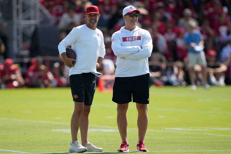 O treinador Kyle Shanahan (à esquerda) e o diretor-geral John Lynch O treinador Kyle Shanahan (à esquerda) e o diretor-geral John Lynch