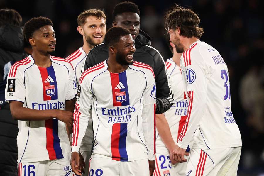 Fotbalisté Lyonu slaví výhru na půdě ligového lídra PSG.