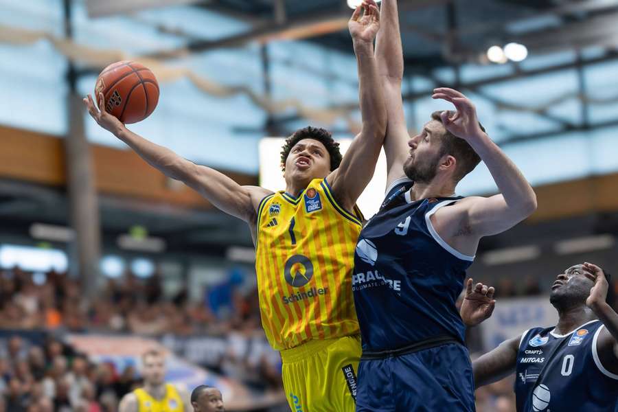 Kresimir Nikic (r.) geht gegen Jack Kayil zum Block