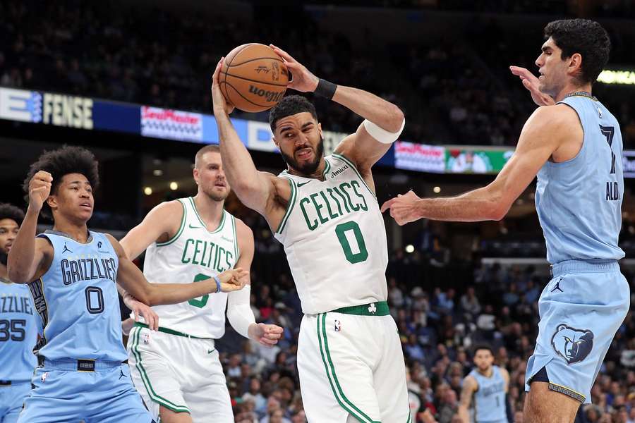 Aldama trata de coger el rebote ante Tatum.
