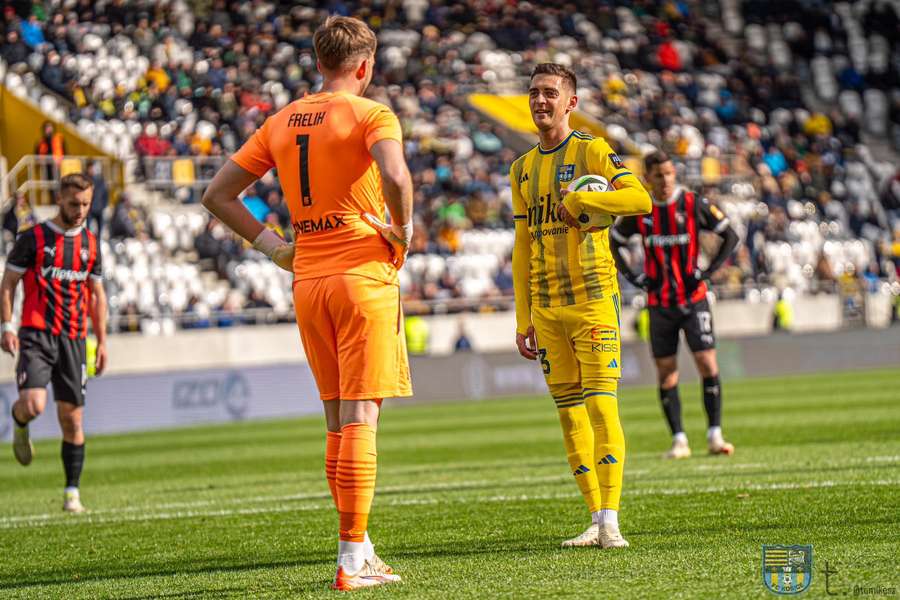 Frelih sa pred penaltou snažil Faška rozhodiť. Frelih sa pred penaltou snažil Faška rozhodiť.
