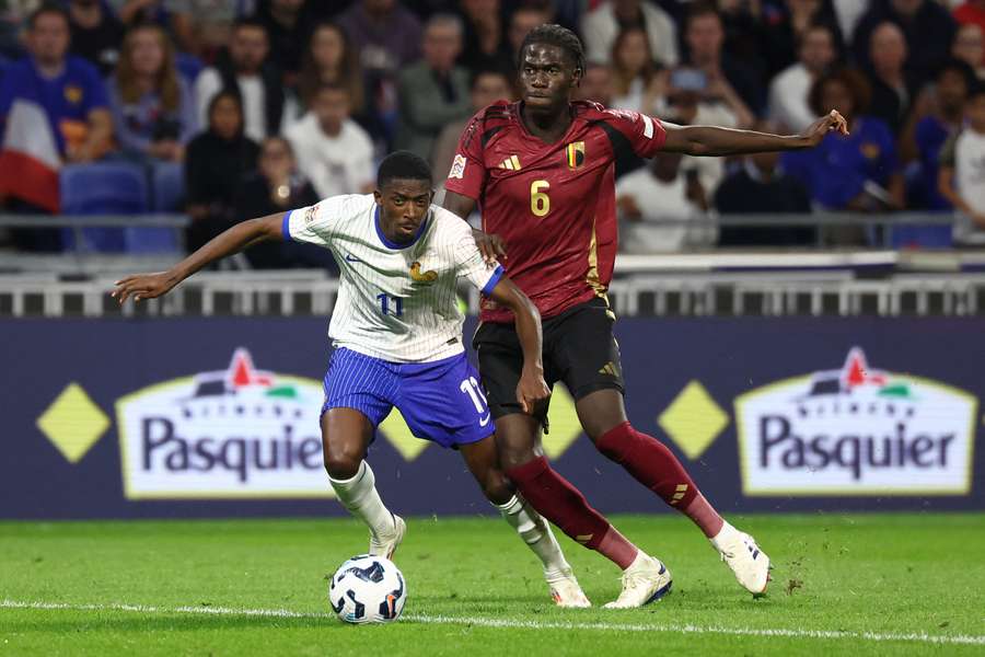 Ousmane Dembélé duellando con Amadou Onana il mese scorso al Groupama Stadium.