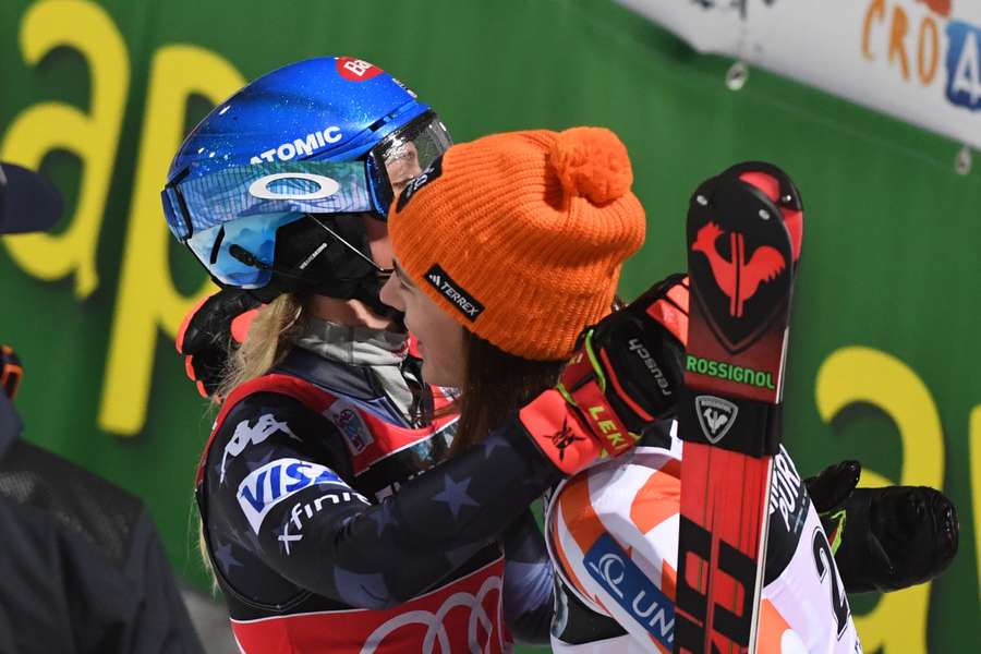 Objatie druhej Petry Vlhovej s víťazkou Mikaelou Shiffrinovou v cieli slalomu v Záhrebe.