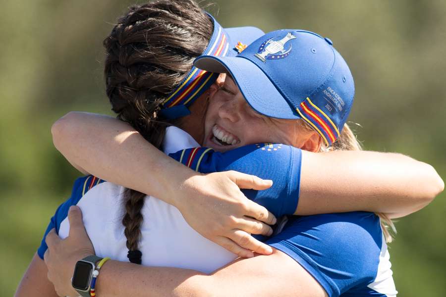 Las golfistas suecas del equipo europeo Maja Stark (d) y Linn Granton se abrazan