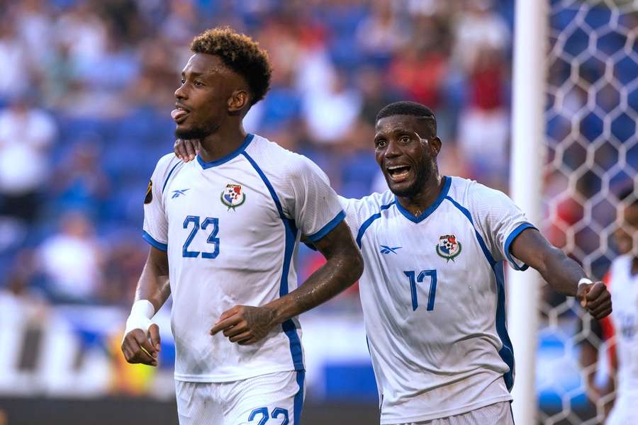 Michael Murillo en Jose Fajardo vieren een doelpunt van Panama, dat door gaat naar de kwartfinales