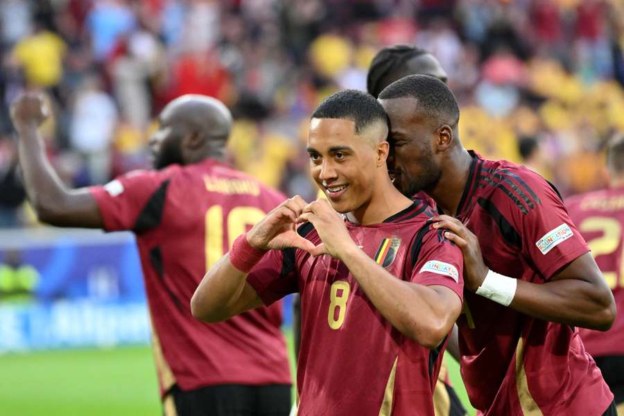 Youri Tielemans viert het eerste doelpunt van België dit toernooi