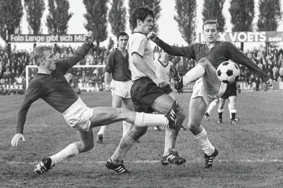Kaack (l.) bei einem Zweikampf während der Saison 1968/69