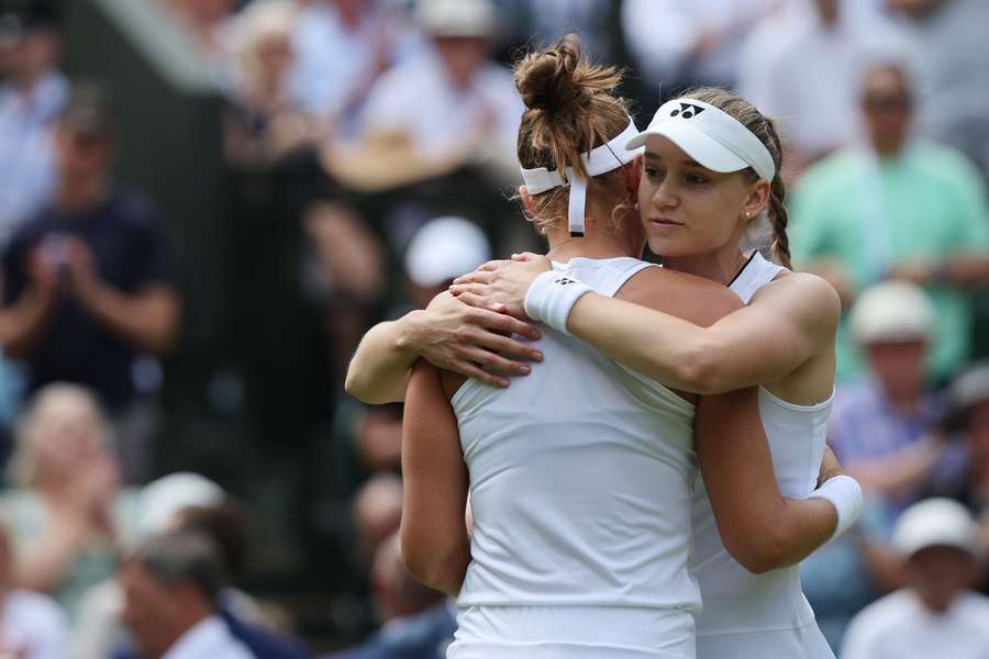 Elena Rybakina (R) hugs Beatriz Haddad Maia after retiring due to injury