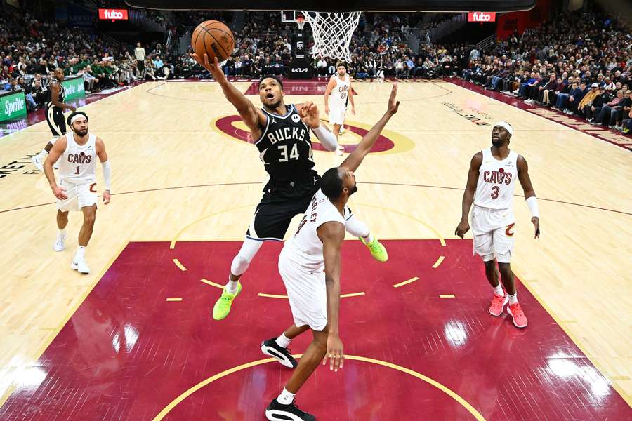 Antetokounmpo va a canestro contro i Cavs