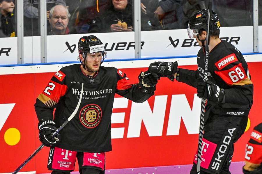 Parker Tuomie (l.) und Oliver Mebus während dem Spiel gegen Österreich.