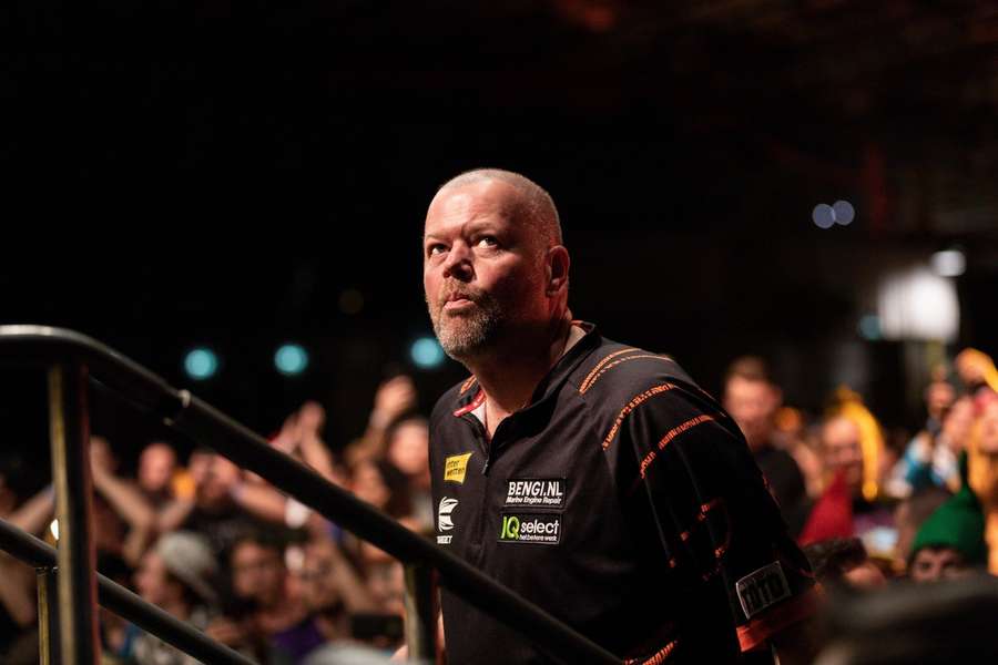 Van Barneveld speelt zaterdag in de tweede ronde tegen Van Gerwen