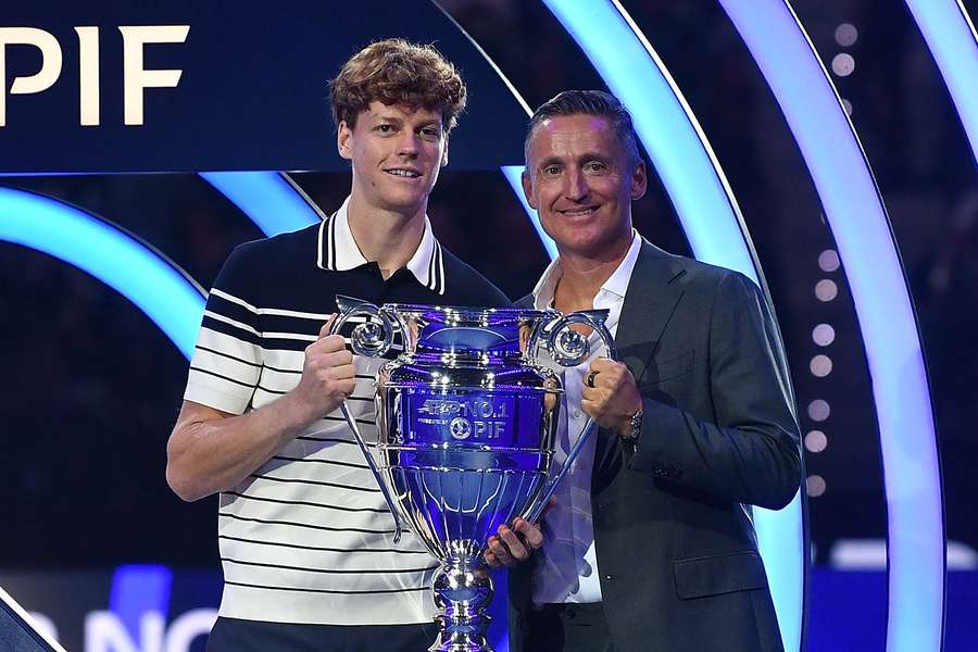 Andrea Gaudenzi reikt de trofee voor de beste ATP-speler uit aan Jannik Sinner tijdens de ATP Finals in Turijn