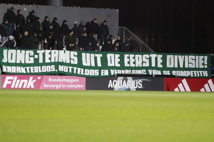 Een protestdoek van FC Groningen-supporters bij Jong Ajax