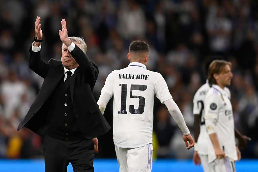 Ancelotti a salué les supporters du Real Madrid.