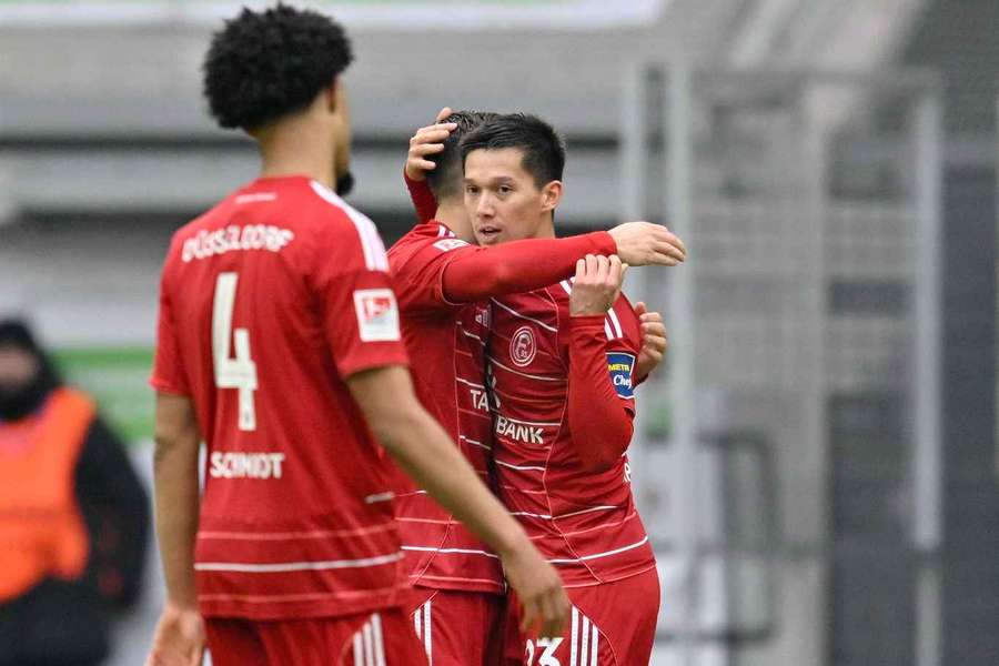 Shinta Appelkamp (r.) feiert seinen Ausgleichstreffer zum 1:1 gegen Paderborn