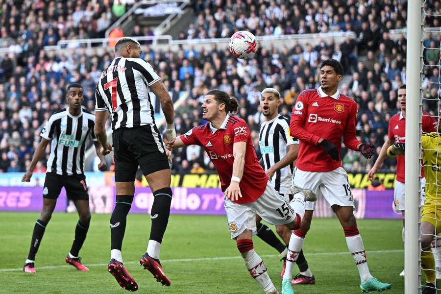 Newcastle kvaser de røde djævle og rykker forbi Manchester United op på tredjepladsen