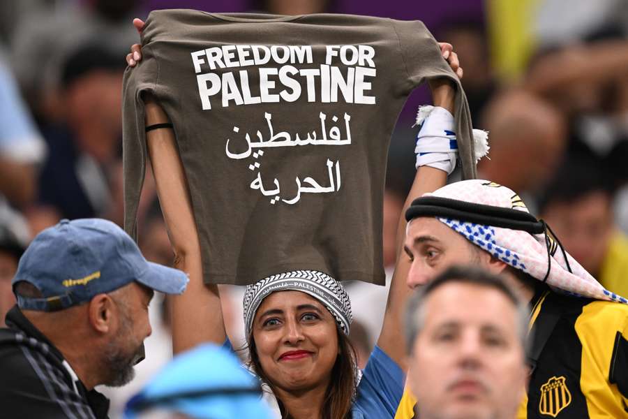 A manifestações pró-Palestina têm surgido nos estádios do Mundial