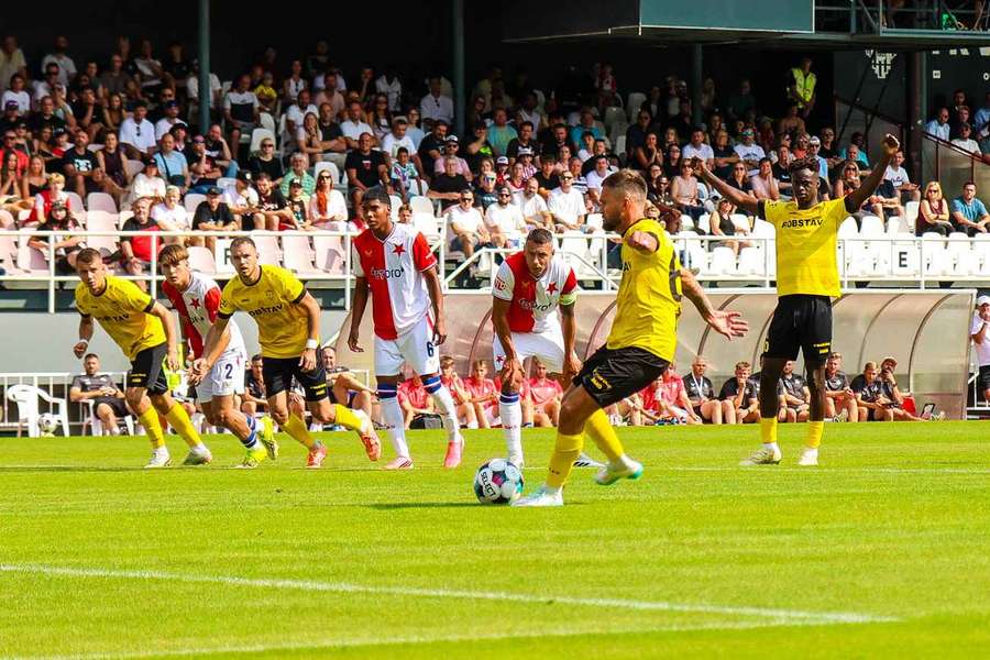 Příbram se z penalty ujala vedení už v šesté minutě.