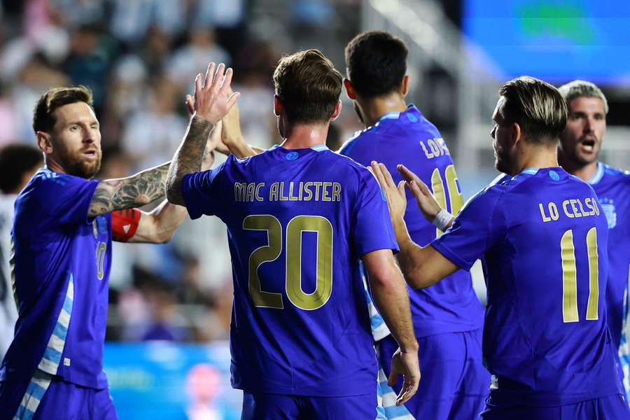 Les Argentins et Messi.