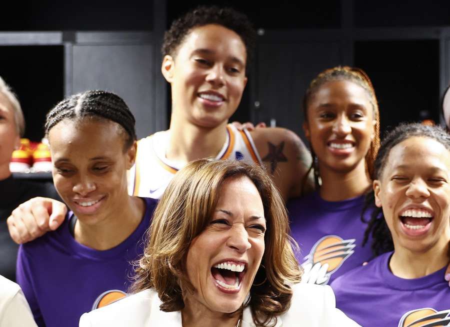 Harris posa com as jogadoras