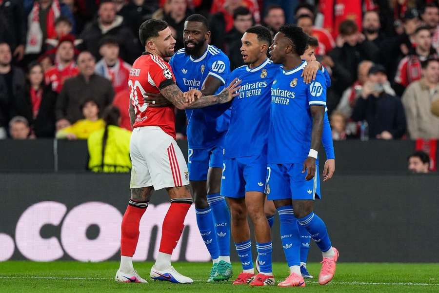 Otamendi con los jugadores del Real Madrid