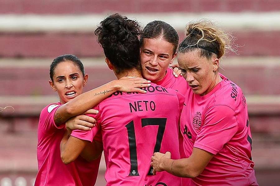 Jogadoras do Sporting celebram golo de Telma Encarnação