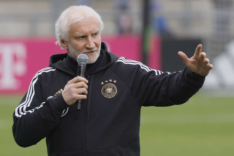 Rudi Völler van de Duitse voetbalbond heeft opnieuw zijn steun uitgesproken voor Hansi Flick