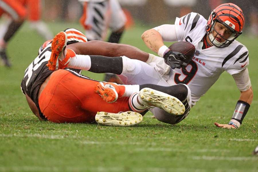 Joe Burrow foi engolido pela defesa do Cleveland Browns