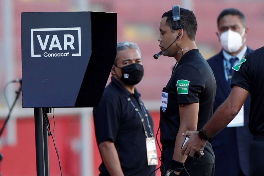 Piłkarscy sędziowie będą mogli tłumaczyć kibicom decyzje VAR