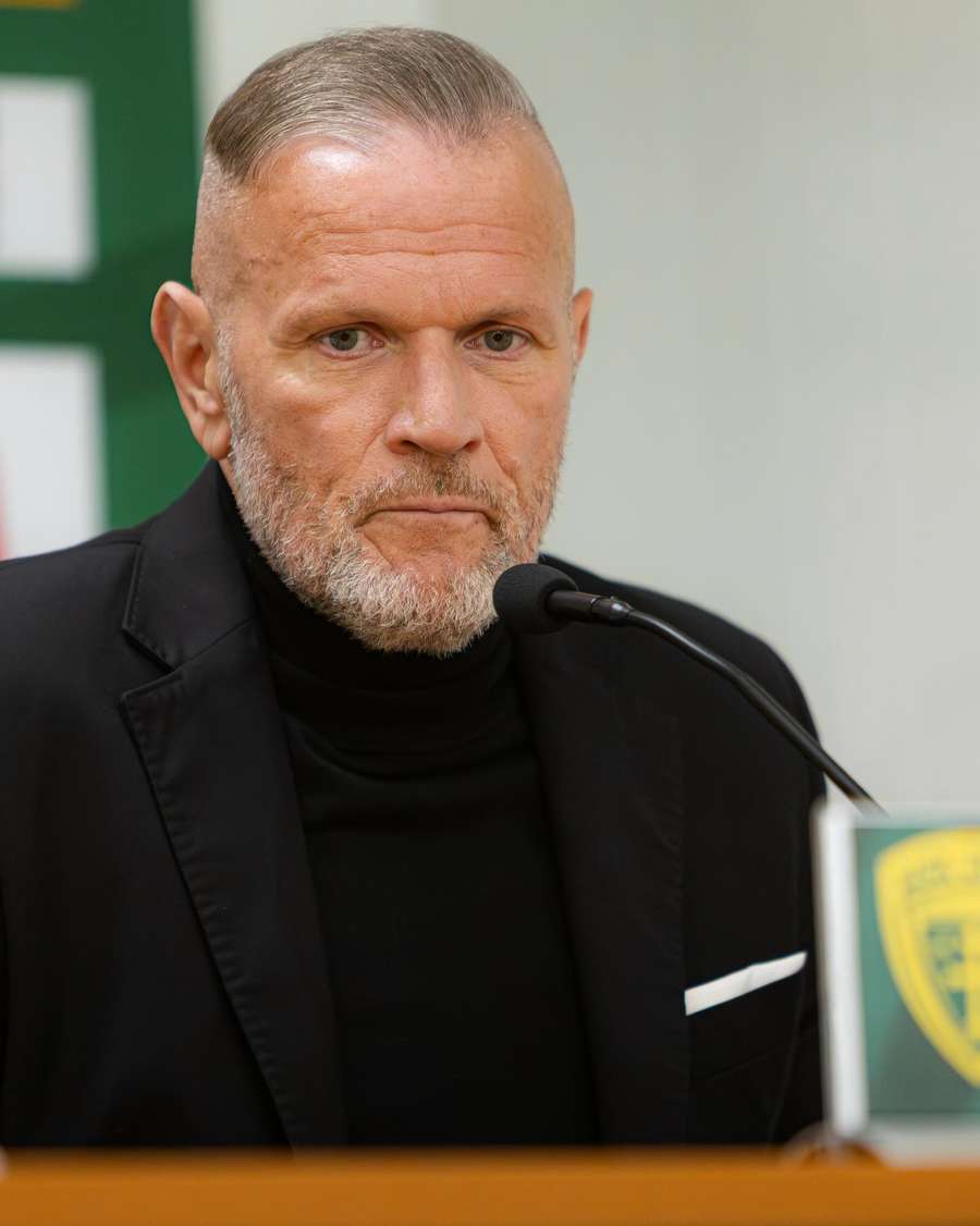 Belaník na tlačovej konferencii.