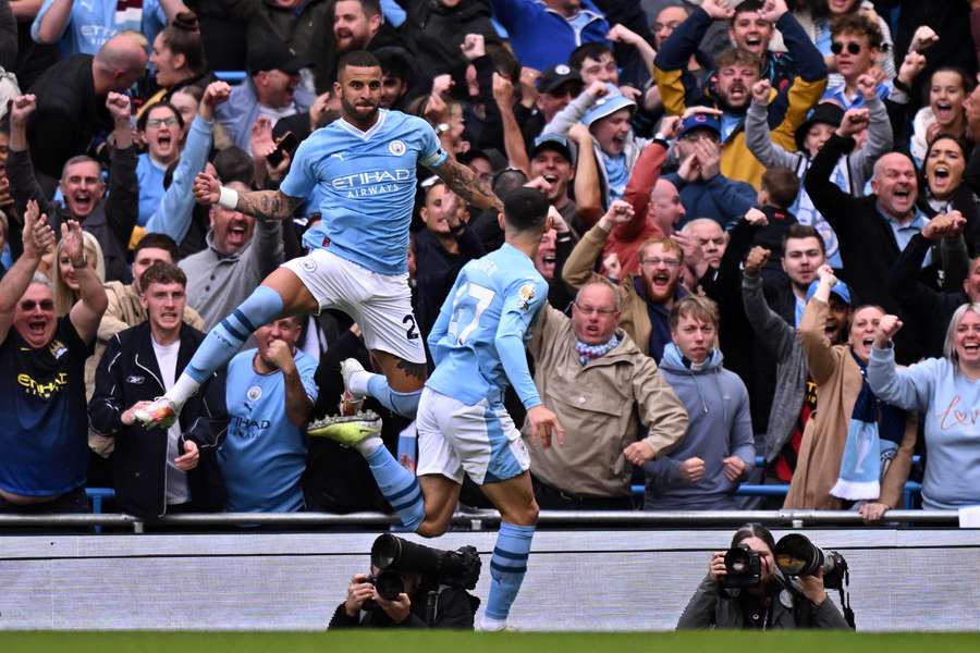 El centrocampista inglés del Manchester City #47 Phil Foden (C) celebra con el defensa inglés del Manchester City #02 Kyle Walker (L) tras marcar el primer gol.