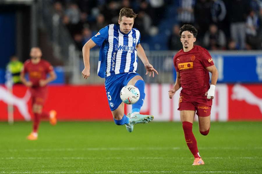 Jon Pacheco da un pase atrás