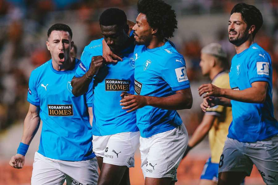 Jogadores do Pafos com a imagem de Evagoras ao peito