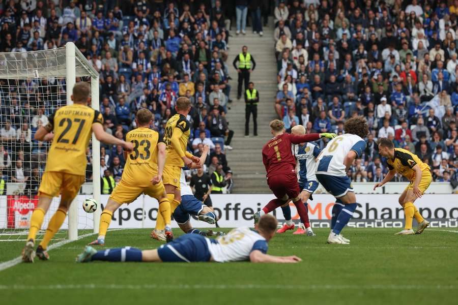 Ein spätes Eigentor hat den vorzeitigen Aufstieg von Dynamo Dresden in die 2. Fußball-Bundesliga verhindert. 