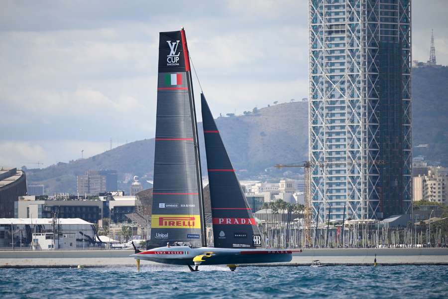 Luna Rossa nelle acque di Barcellona