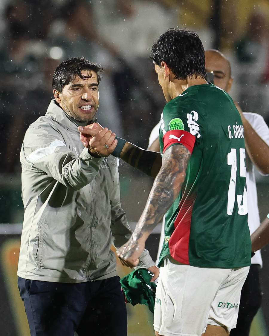 Abel Braga cumprimenta Gustavo Gómez após vitória em Novo Horizonte Abel Braga cumprimenta Gustavo Gómez após vitória em Novo Horizonte