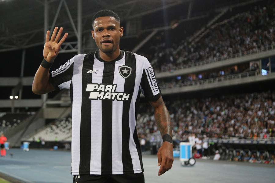 Júnior Santos fez quatro gols em Botafogo 6x0 Aurora