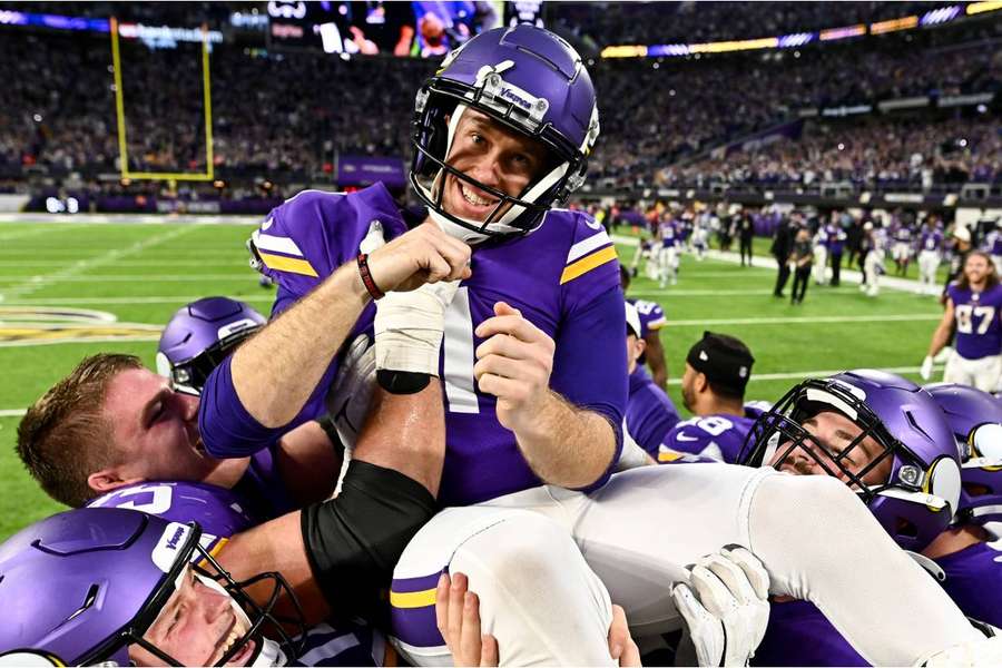 Kicker Greg Joseph é celebrado por companheiros de equipe após converter Field Goal que determinou vitória dos Vikings