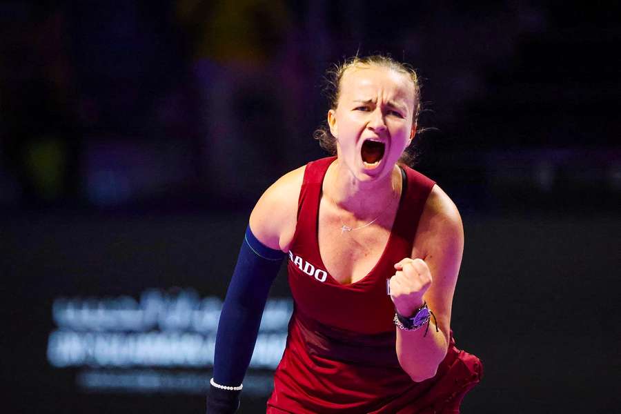 Barbora Krejčíková slaví postup do semifinále Turnaje mistryň.