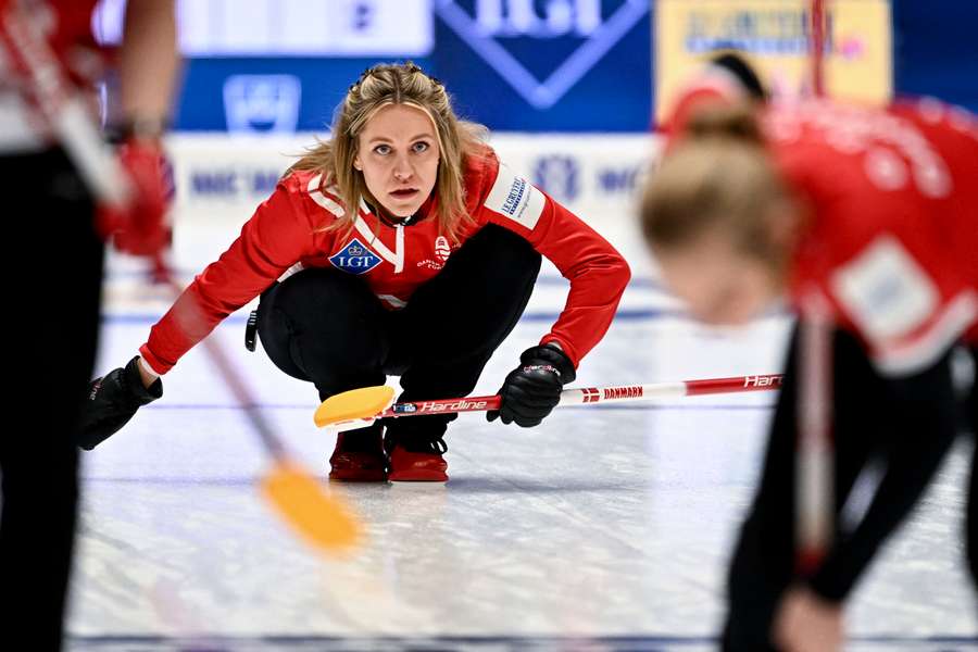 Curlingkvinder er med i VM-topstrid trods nederlag