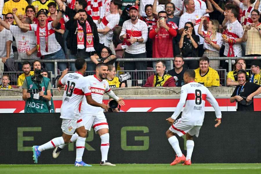 Undav, celebrando su primer gol