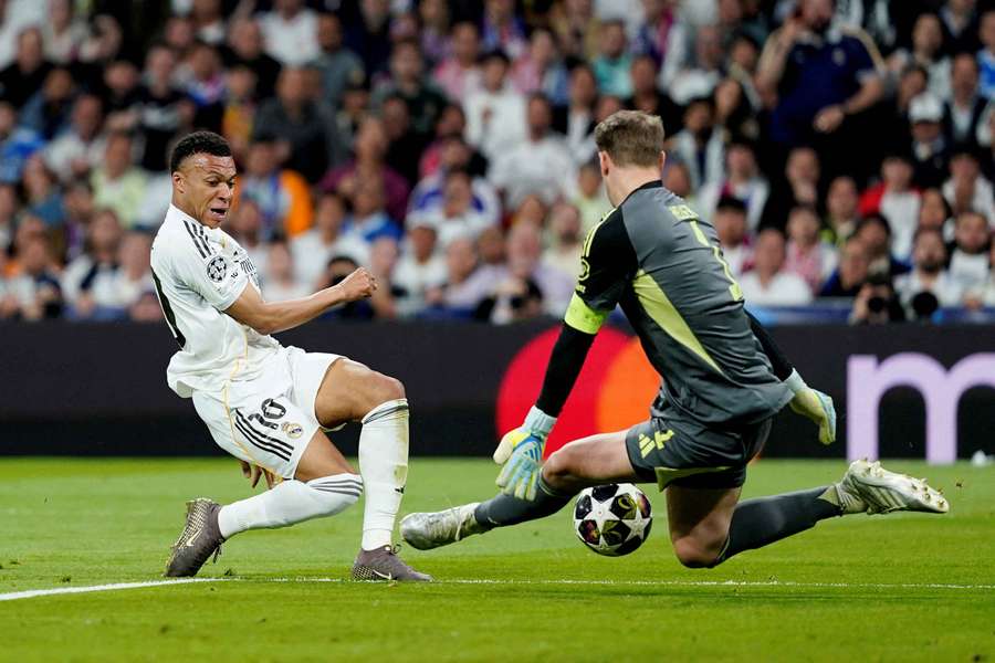 Mbappé v šanci zlyhal na Neuerovi.