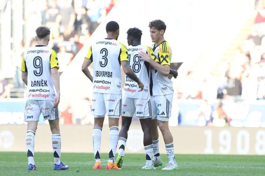 LASK feiert ein Tor.