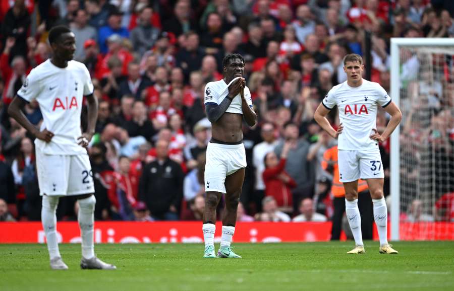 Yves Bissouma e Pape Matar Sarr foram titulares num meio-campo do Tottenham em dificuldades