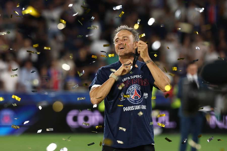 Luis Enrique après avoir remporté la Supercoupe d'Europe. Luis Enrique après avoir remporté la Supercoupe d'Europe.