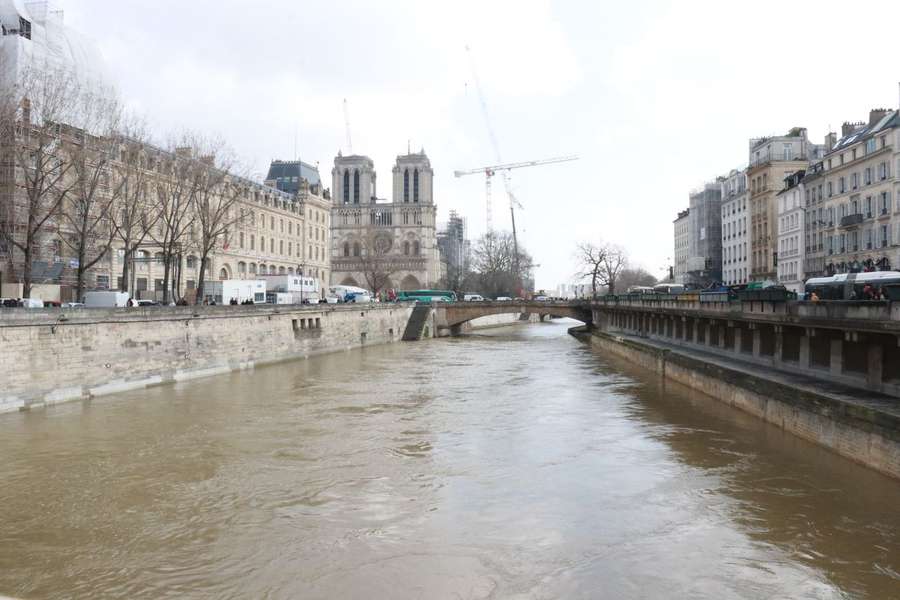 Rio Sena, em Paris