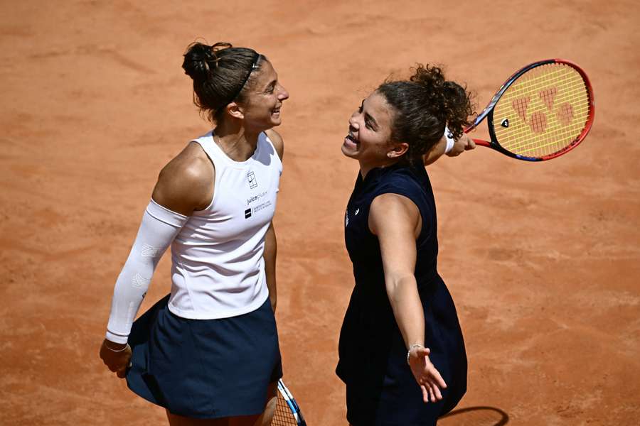 Jasmine Paolini célébrant la victoire avec Sara Errani.