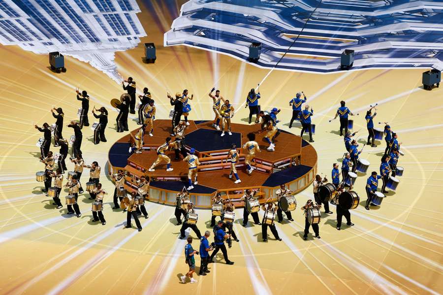 The stage is set in New York / New Jersey The stage is set in New York / New Jersey