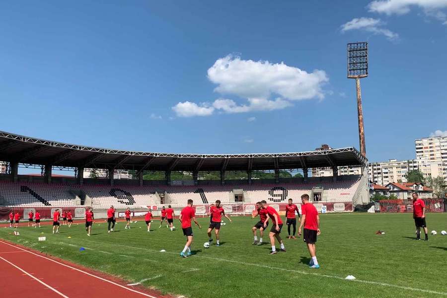 Všichni hráči a trenér bosenského klubu Sloboda Tuzla byli propuštěni.