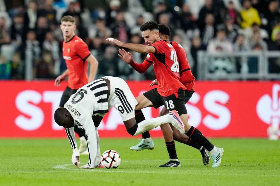 Thomasson au duel avec Kolo Muani.